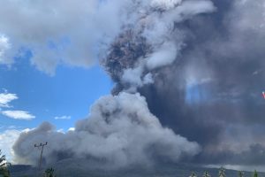 gunung-lewotobi-laki-laki-meletus-lagi-kolom-abu-mencapai-5-000-meter