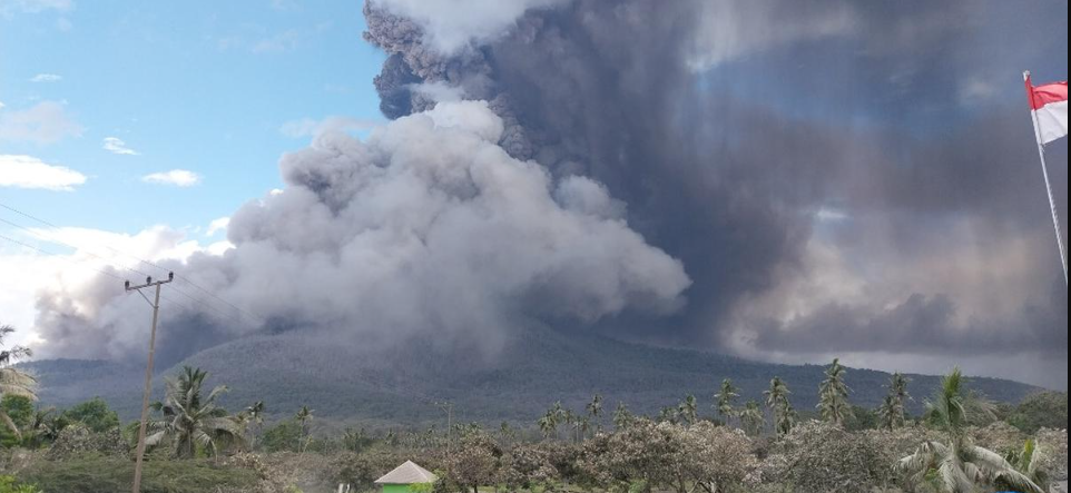 gunung-lewotobi-laki-laki-meletus-lagi-kolom-abu-mencapai-5-000-meter