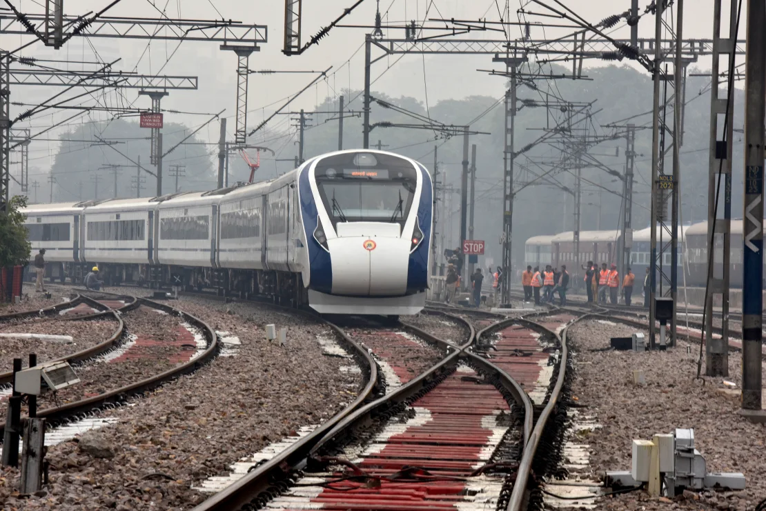 India, dengan populasi lebih dari 1,3 miliar orang, telah lama bermimpi untuk memiliki sistem kereta api berkecepatan tinggi yang dapat mengurangi waktu perjalanan dan meningkatkan konektivitas antar kota-kota besar. Namun, meskipun ada upaya dan rencana ambisius, kemajuan dalam merealisasikan revolusi kereta api berkecepatan tinggi di India terbilang lambat.