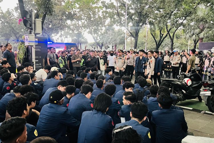 Demo Ricuh di Balai Kota Jakarta: Polisi Terluka, 93 Pendemo Diamankan