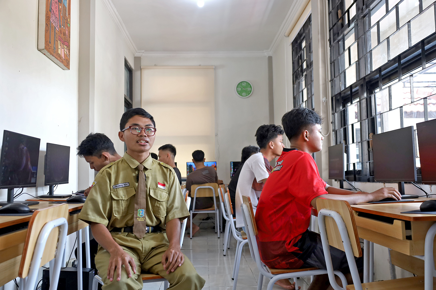Warga Surabaya Sambut Sekolah Gratis: Langkah Nyata Pemerintah yang Dinanti Bertahun-tahu